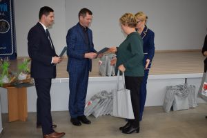 Spotkanie władz gminy z sołtysami podczas którego wręczono im dyplomy z podziękowaniami