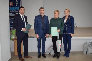 Spotkanie władz gminy z sołtysami podczas którego wręczono im dyplomy z podziękowaniami