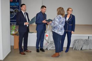 Spotkanie władz gminy z sołtysami podczas którego wręczono im dyplomy z podziękowaniami