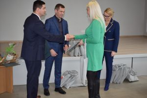 Spotkanie władz gminy z sołtysami podczas którego wręczono im dyplomy z podziękowaniami