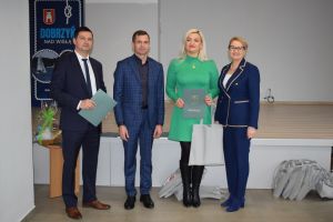 Spotkanie władz gminy z sołtysami podczas którego wręczono im dyplomy z podziękowaniami