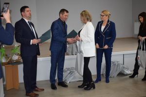Spotkanie władz gminy z sołtysami podczas którego wręczono im dyplomy z podziękowaniami