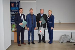 Spotkanie władz gminy z sołtysami podczas którego wręczono im dyplomy z podziękowaniami