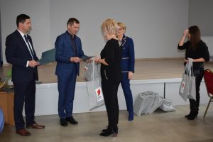 Spotkanie władz gminy z sołtysami podczas którego wręczono im dyplomy z podziękowaniami