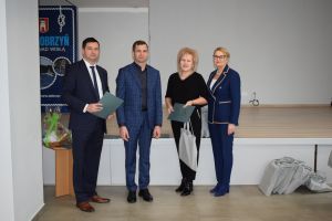 Spotkanie władz gminy z sołtysami podczas którego wręczono im dyplomy z podziękowaniami