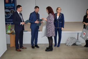 Spotkanie władz gminy z sołtysami podczas którego wręczono im dyplomy z podziękowaniami