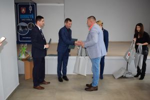 Spotkanie władz gminy z sołtysami podczas którego wręczono im dyplomy z podziękowaniami