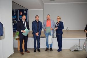 Spotkanie władz gminy z sołtysami podczas którego wręczono im dyplomy z podziękowaniami