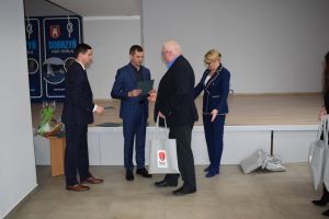 Spotkanie władz gminy z sołtysami podczas którego wręczono im dyplomy z podziękowaniami
