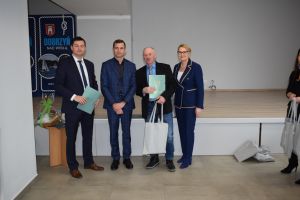Spotkanie władz gminy z sołtysami podczas którego wręczono im dyplomy z podziękowaniami