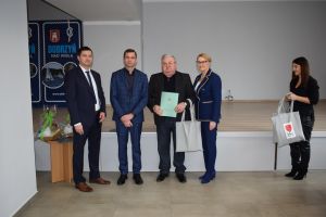 Spotkanie władz gminy z sołtysami podczas którego wręczono im dyplomy z podziękowaniami