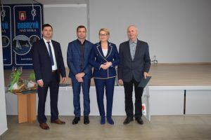 Spotkanie władz gminy z sołtysami podczas którego wręczono im dyplomy z podziękowaniami