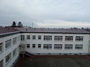 Brązowa blachodachówka ułożona na budynku Szkoły Podstawowej