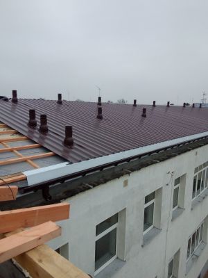 Brązowa blachodachówka ułożona na budynku Szkoły Podstawowej