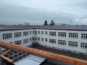 Brązowa blachodachówka ułożona na budynku Szkoły Podstawowej