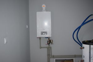 Piec CO z urzadzęniami elektrycznymi do jego obsługi