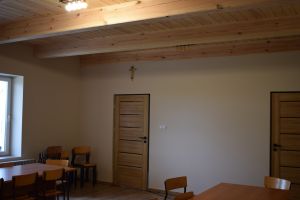 Jedna ze ścian w sali strażnicy OSP, na której wmontowane są dwie pary drewnianych drzwi