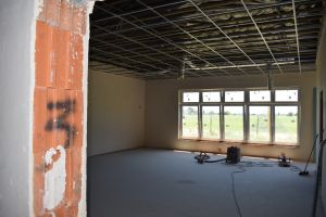 Prace budowlane przy nowo powstającym budynku przedszkola