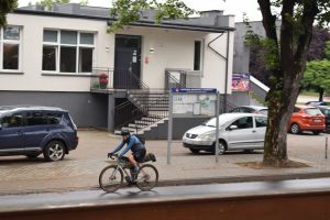 Rowerzyści przejeżdzający przez miasto Dobrzyń nad Wisłą