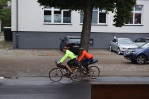 Rowerzyści przejeżdzający przez miasto Dobrzyń nad Wisłą