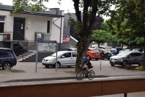 Rowerzyści przejeżdzający przez miasto Dobrzyń nad Wisłą