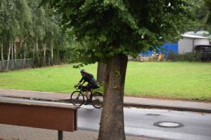 Rowerzyści przejeżdzający przez miasto Dobrzyń nad Wisłą
