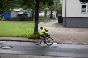 Rowerzyści przejeżdzający przez miasto Dobrzyń nad Wisłą
