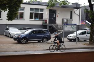 Rowerzyści przejeżdzający przez miasto Dobrzyń nad Wisłą