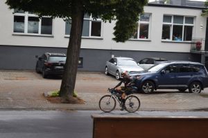 Rowerzyści przejeżdzający przez miasto Dobrzyń nad Wisłą