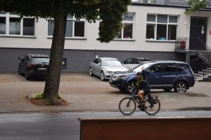Rowerzyści przejeżdzający przez miasto Dobrzyń nad Wisłą
