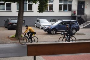 Rowerzyści przejeżdzający przez miasto Dobrzyń nad Wisłą