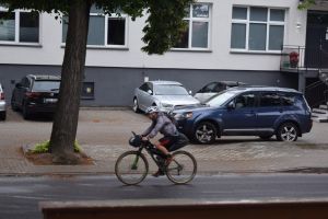 Rowerzyści przejeżdzający przez miasto Dobrzyń nad Wisłą