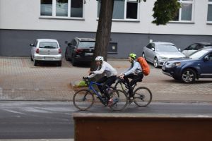 Rowerzyści przejeżdzający przez miasto Dobrzyń nad Wisłą