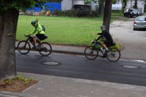 Rowerzyści przejeżdzający przez miasto Dobrzyń nad Wisłą