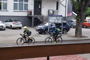 Rowerzyści przejeżdzający przez miasto Dobrzyń nad Wisłą