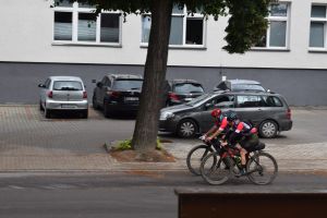 Rowerzyści przejeżdzający przez miasto Dobrzyń nad Wisłą