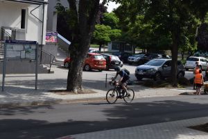 Rowerzyści przejeżdzający przez miasto Dobrzyń nad Wisłą