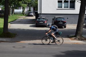 Rowerzyści przejeżdzający przez miasto Dobrzyń nad Wisłą