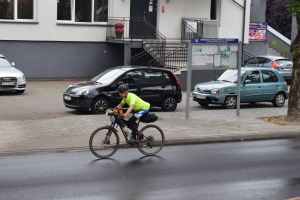 Rowerzyści przejeżdzający przez miasto Dobrzyń nad Wisłą