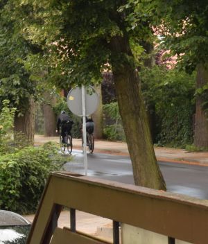 Rowerzyści przejeżdzający przez miasto Dobrzyń nad Wisłą