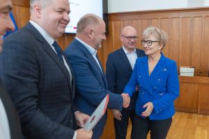 Uroczyste przekazanie umowy