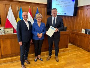 Uroczyste przekazanie umowy
