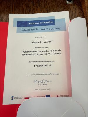 Uroczyste przekazanie umowy