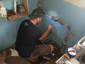 Mężczyzna montujący wodomierz