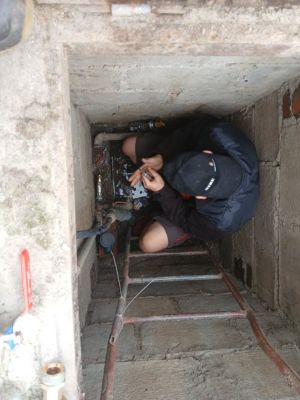 Mężczyzna montujący wodomierz