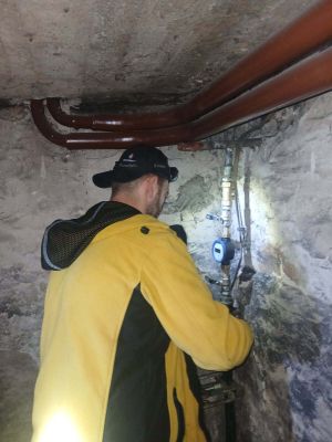 Mężczyzna montujący wodomierz