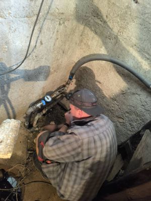 Mężczyzna montujący wodomierz