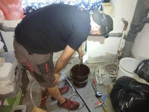 Mężczyzna montujący wodomierz