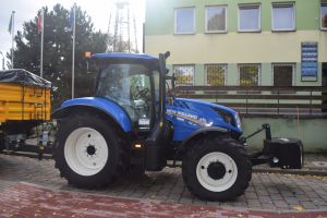 Niebieski ciągnik, zdjęcie zrobione z boku pojazdu