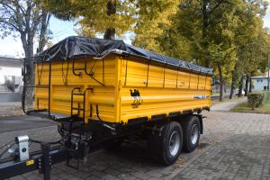 Żółta duża przyczepa ciągnikowa